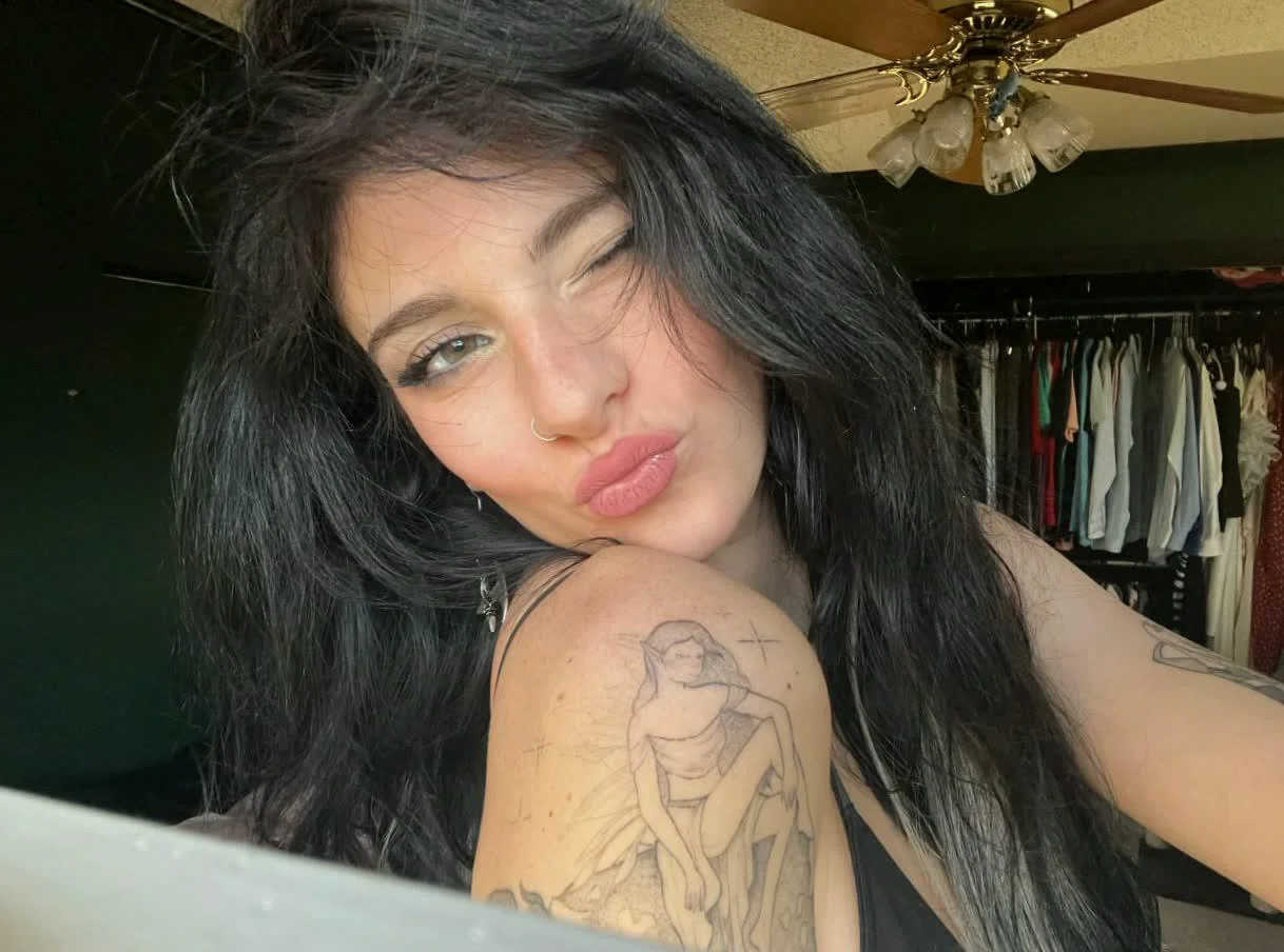 Do I look pretty? picture 1 of 1