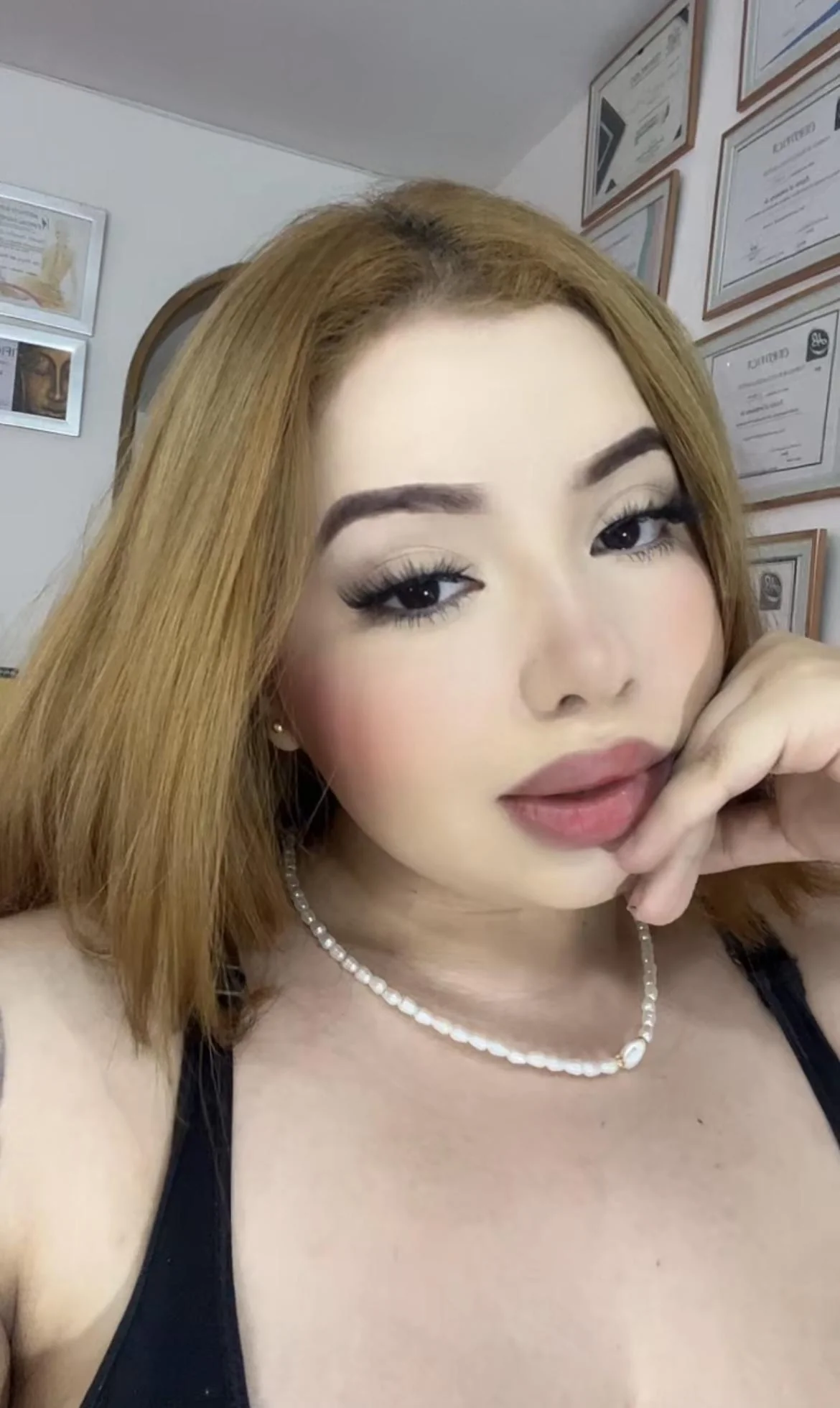 i think i overdone my make up a bit picture 1 of 1