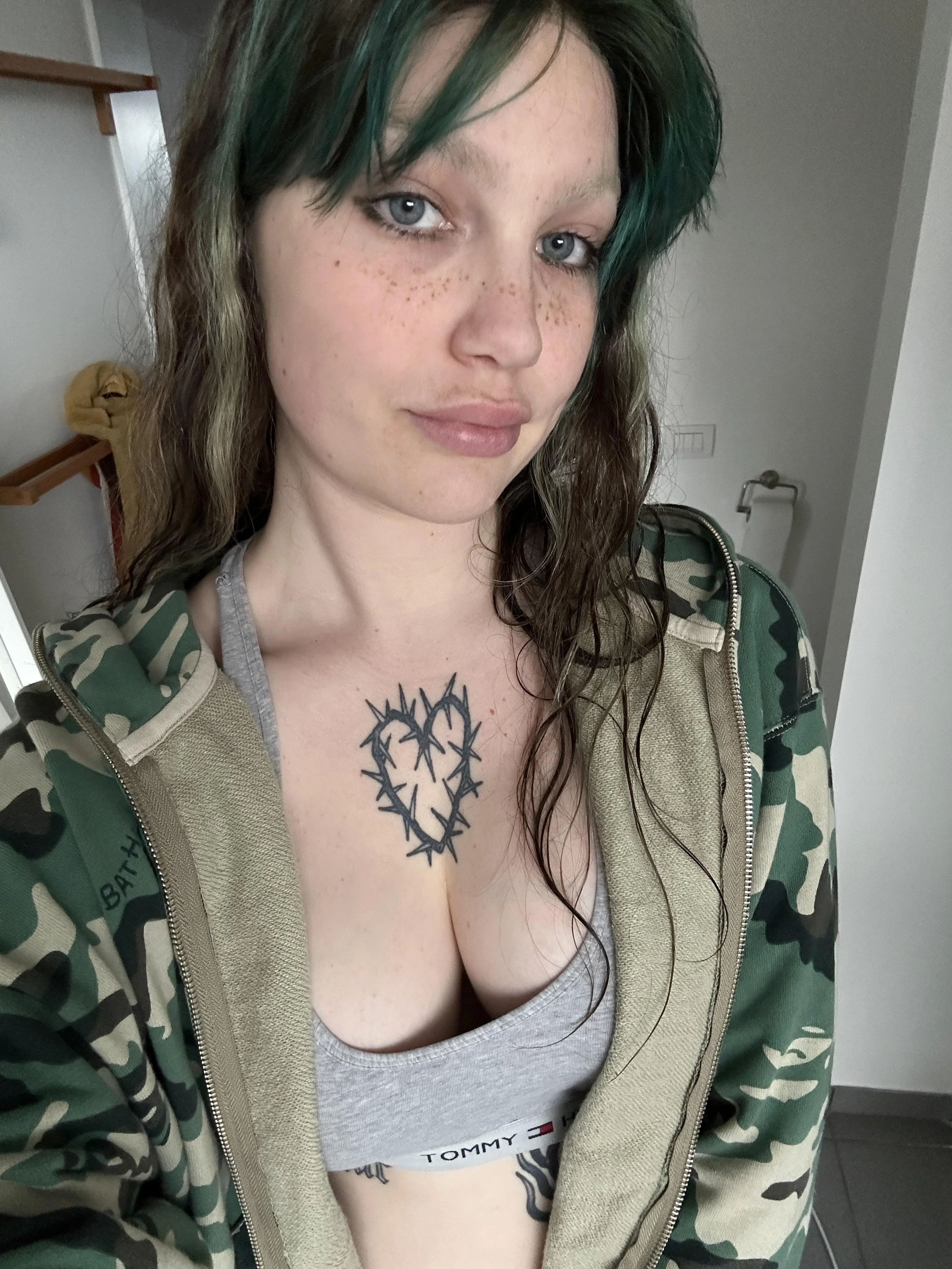 Am I hot for you? 🤓 f22 picture 1 of 1