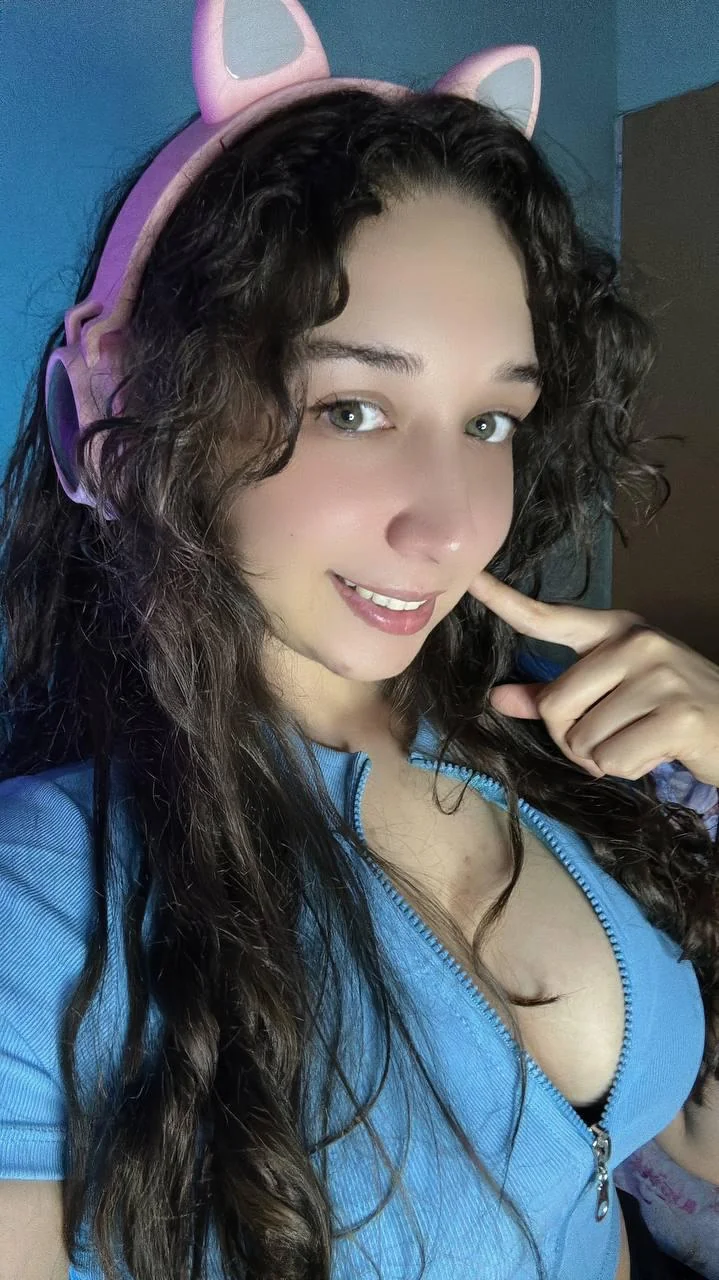 am i hot as a e-girl? F19 picture 1 of 1