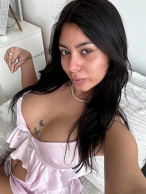be honest am i hot? F23'