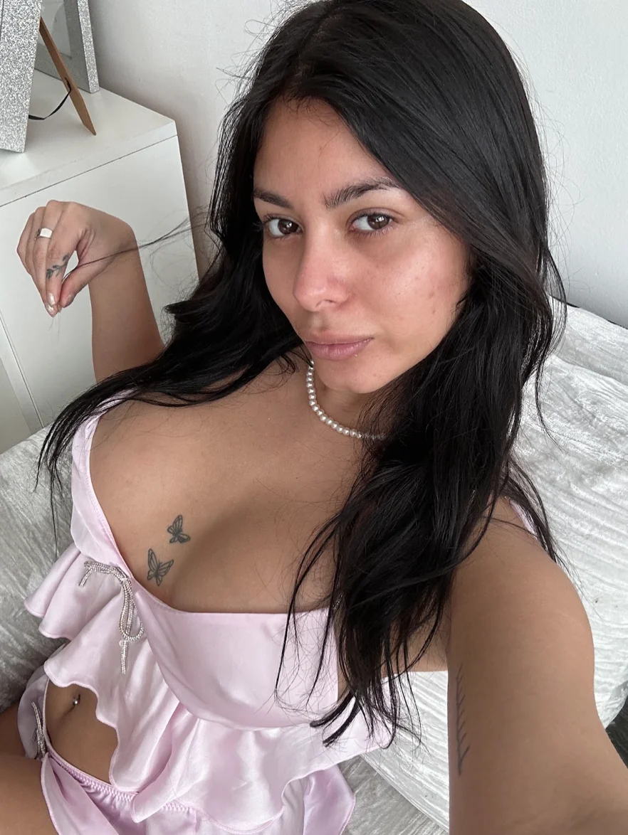 be honest am i hot? F23 picture 1 of 1
