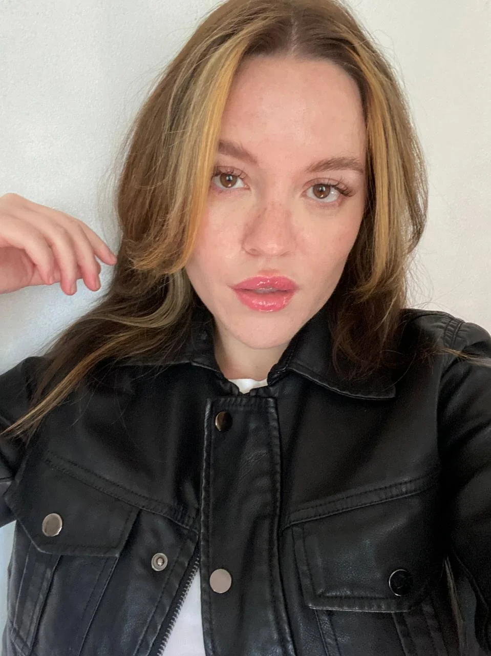 pretty or too pale? F27 picture 1 of 1