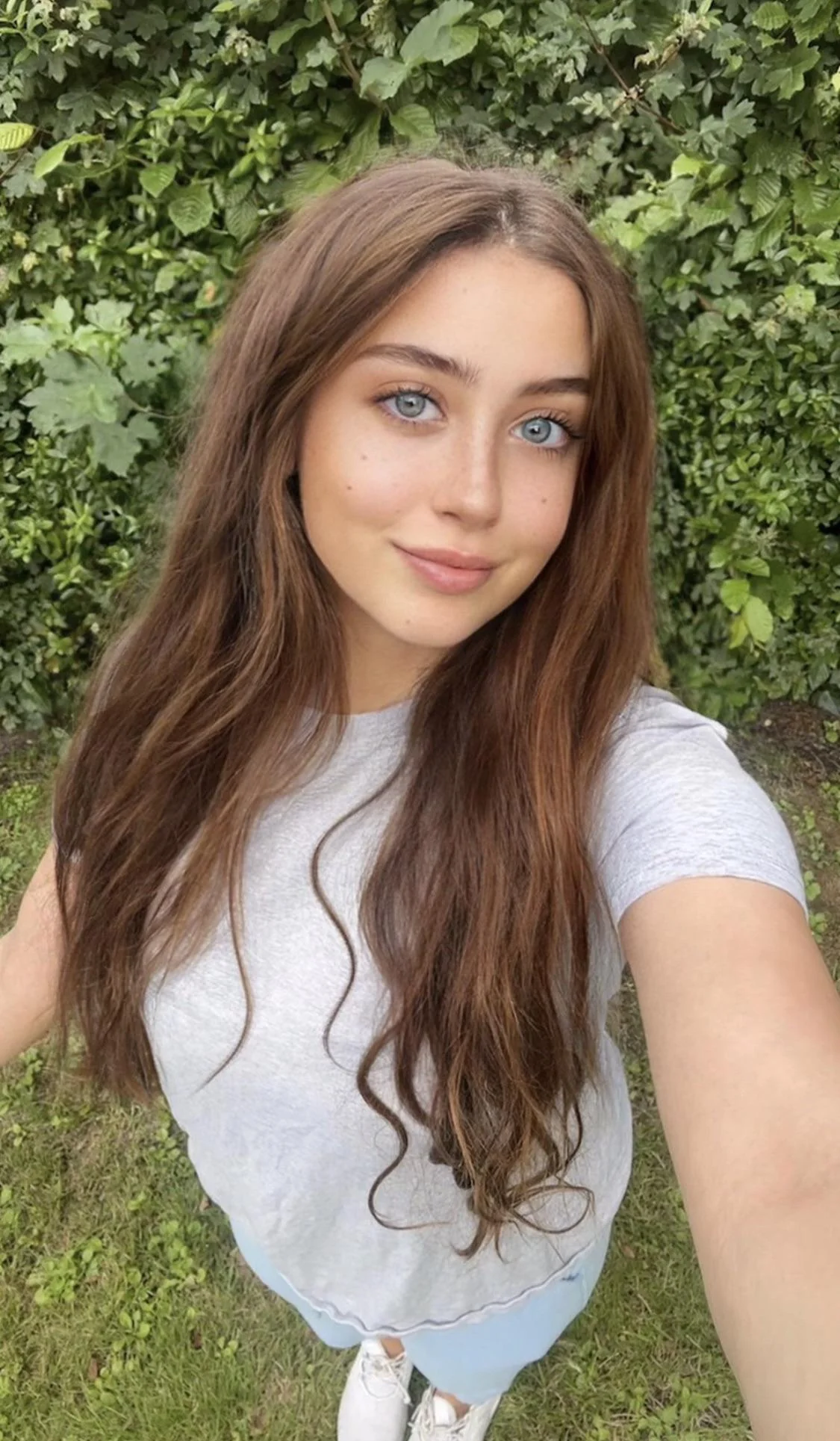 F19 am i pretty enough to be comsidered hot? picture 1 of 1