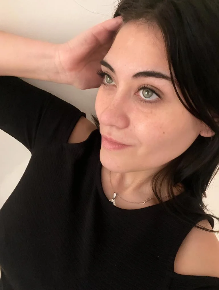 Looking sexy is not just about wearing sexy clothing. It also requires confidence picture 1 of 1