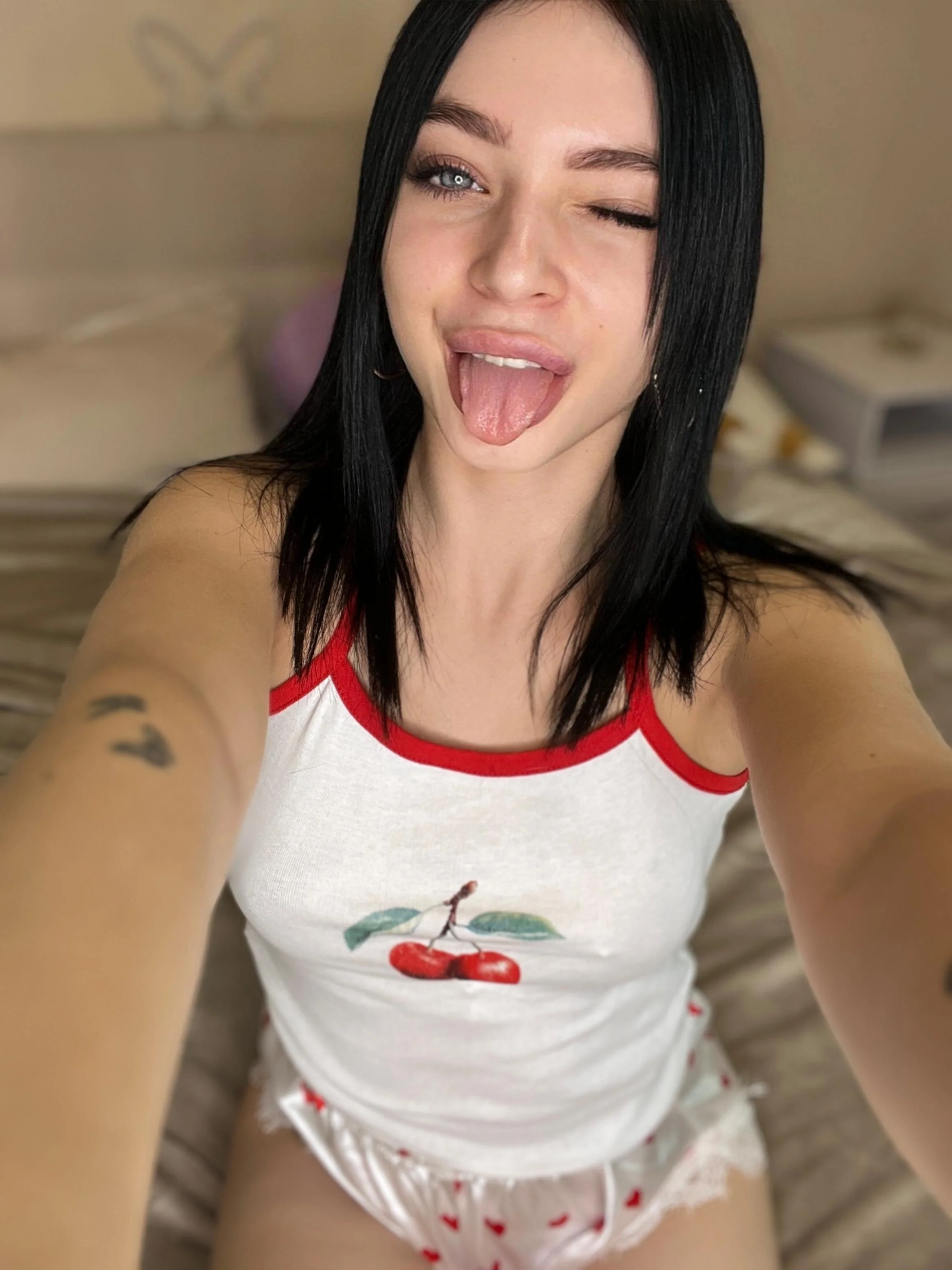 Do you think I'm hot in this summer outfit? 19F picture 1 of 1