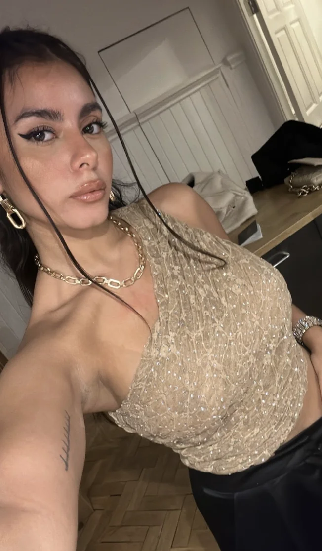 e honest, am i hot? F23 picture 1 of 1
