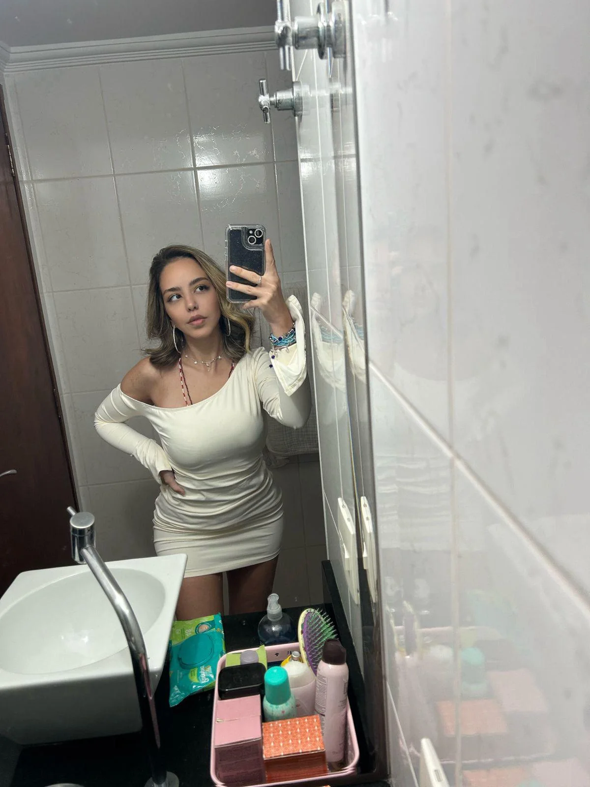 Does my white dress match with my latina body? f18 picture 1 of 1