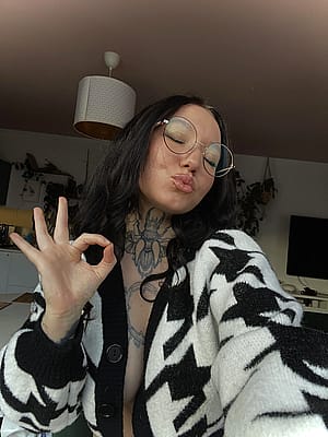 girls with glasses look smart'