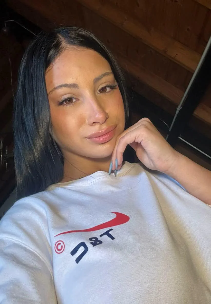 Do I look cute? 23F picture 1 of 1