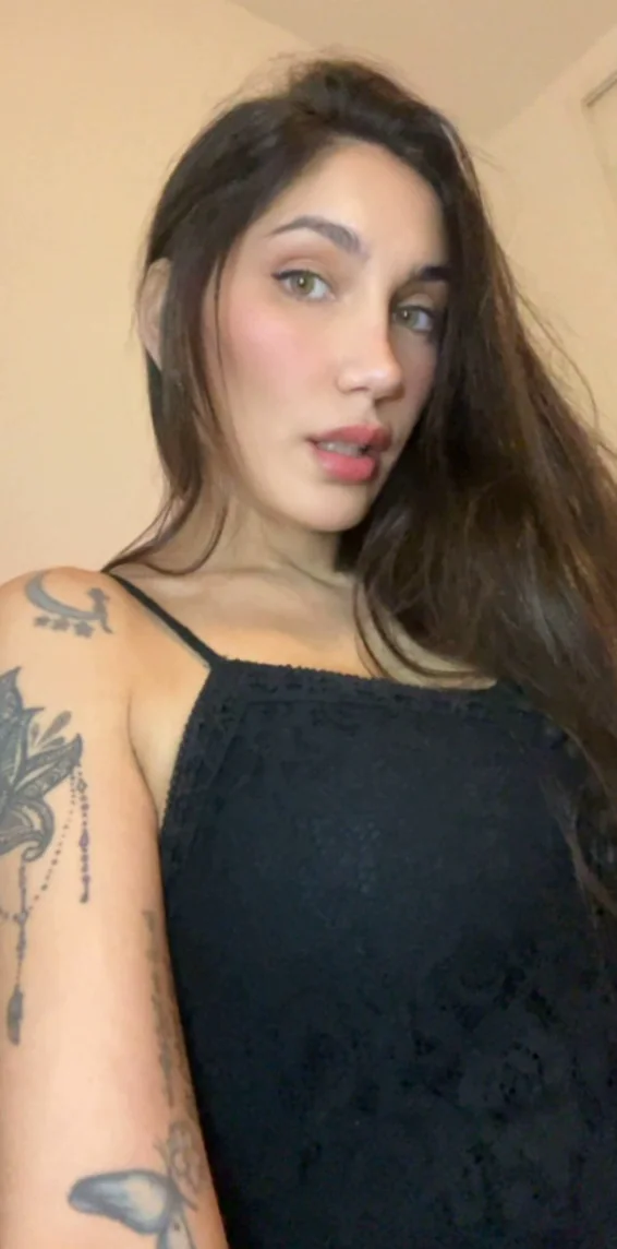 I could really use your help picking out an outfit. picture 1 of 1