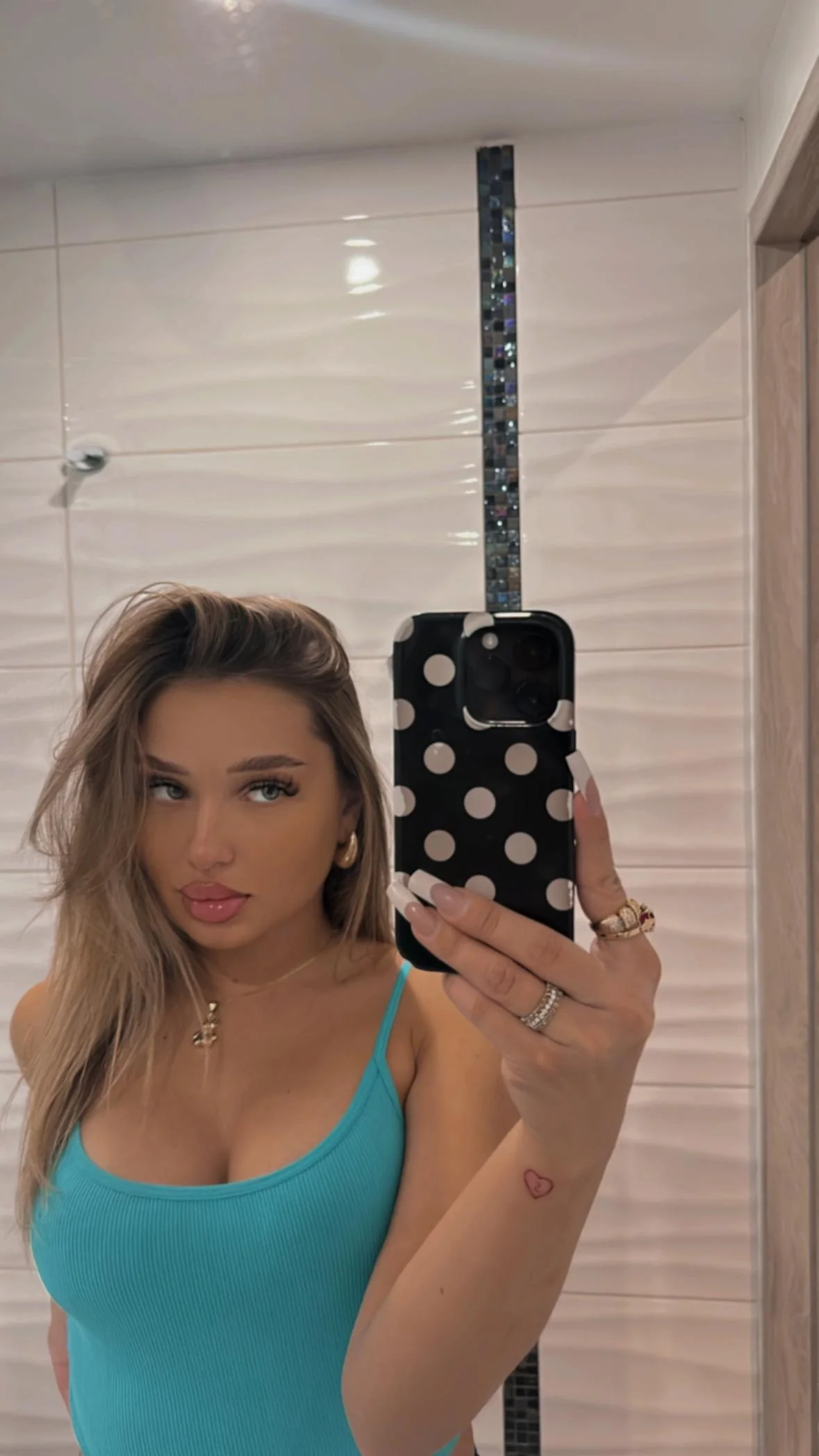 Would you look deep into my eyes on our date? F19 picture 1 of 1