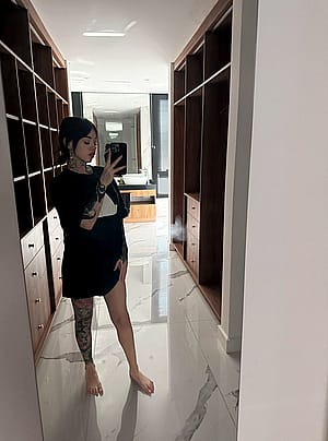 wearing oversized shirt, still hot? f27'