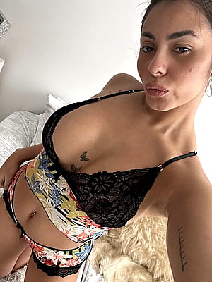 Be honest, am i hot? F23'