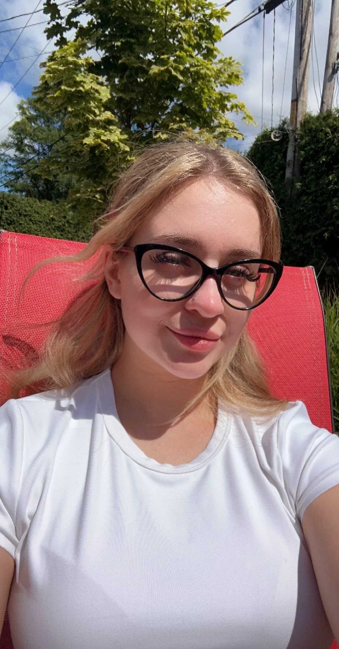 I really think that I look best in white clothes picture 1 of 1