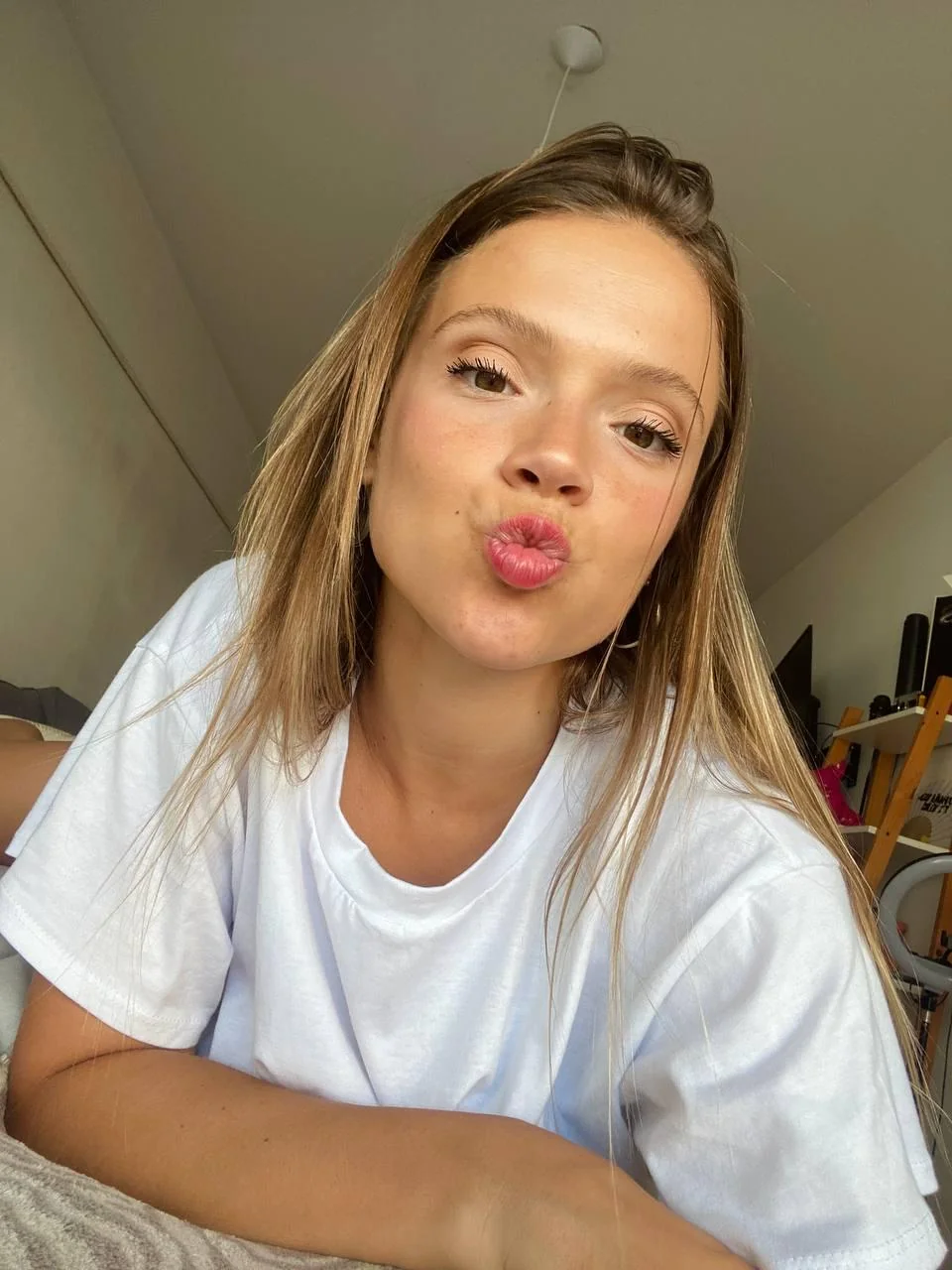 Do you think I look gorgeous in this shot? picture 1 of 1