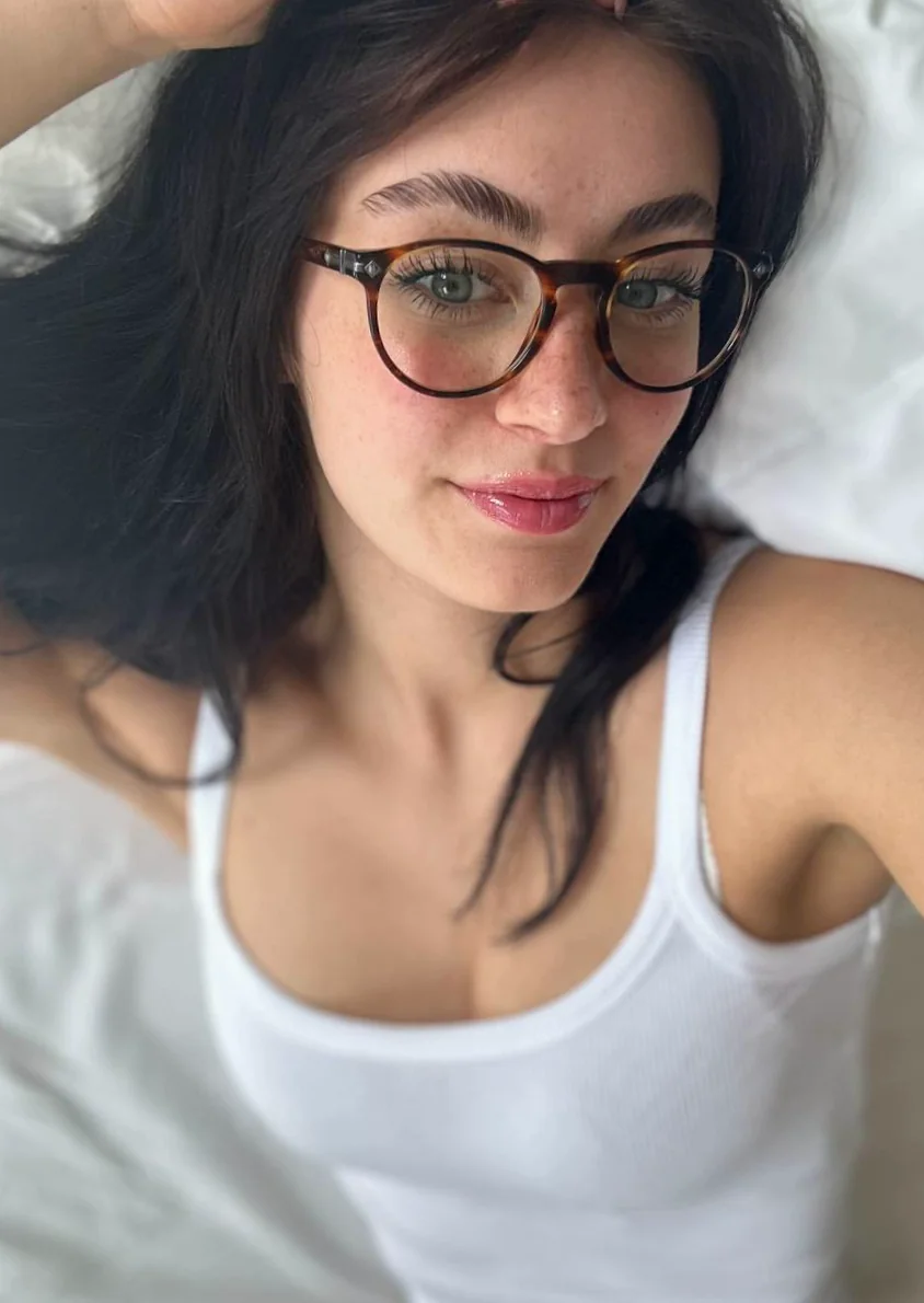 Just a pretty girl with big dreams and a busy schedule picture 1 of 1