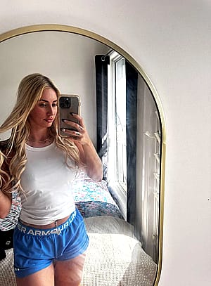 This hot mirror selfie is just for u'