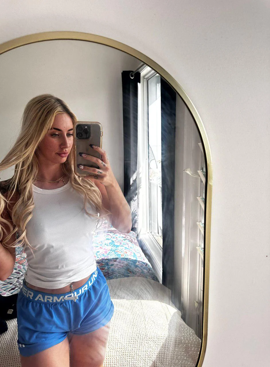 This hot mirror selfie is just for u picture 1 of 1